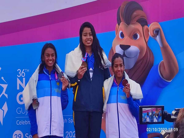Swimmer Astha Choudhury (C) after winning National Games gold (Image: SAI/MYAS media)