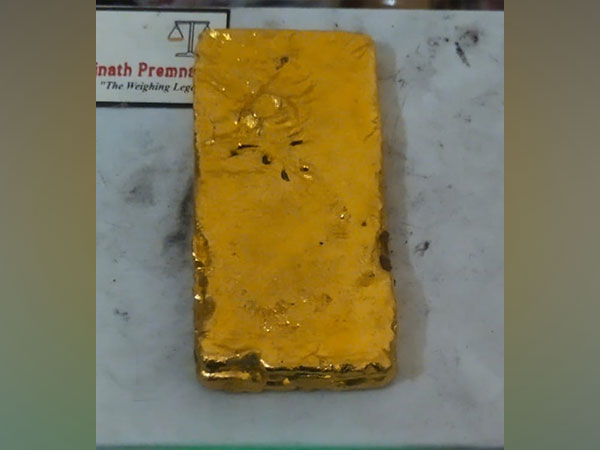 seized gold paste of around 1kg worth Rs 41.35 lakhs (Photo/ANI)