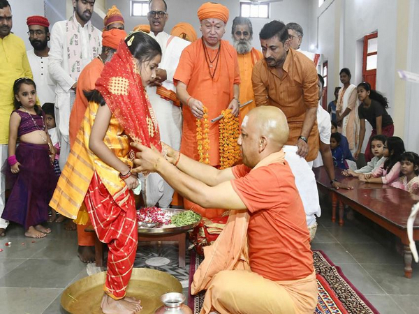 CM Yogi performs 'Kanya Pujan' in Gorakhpur (Photo credit: Twitter @myogiadityanath)