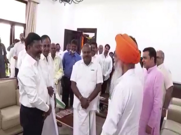 Kumaraswamy meets KCR ahead of general body meeting in Hyderabad (Photo:ANI)