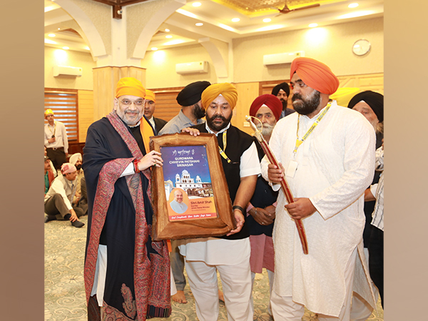 Union Home Minister Amit Shah (left) at Chhati Patshahi Gurudwara, Srinagar 