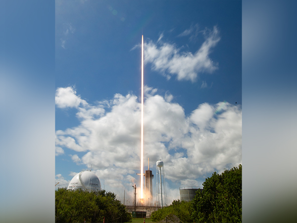 SpaceX spaceship blasts off from Florida (Image Credit: Twitter/@NASA)
