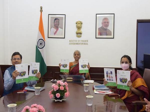 Union Minister for Finance and Corporate Affairs Nirmala Sitharaman at a CCI event. (photo/PIB)