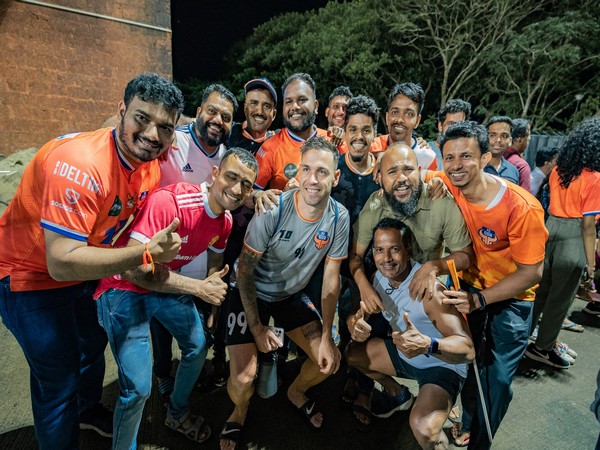 FC Goa striker Alvaro Vazquez with fans (Image: FC Goa media)