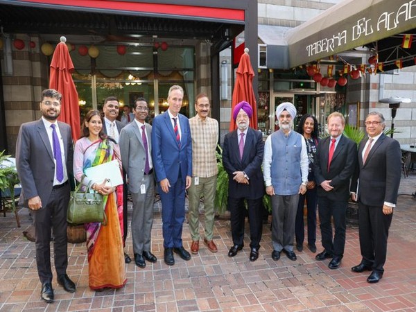 Hardeep Singh Puri holds meeting with leadership of World Bank's International Finance Corporation in Washington (Photo:Twitter/@SandhuTaranjitS)