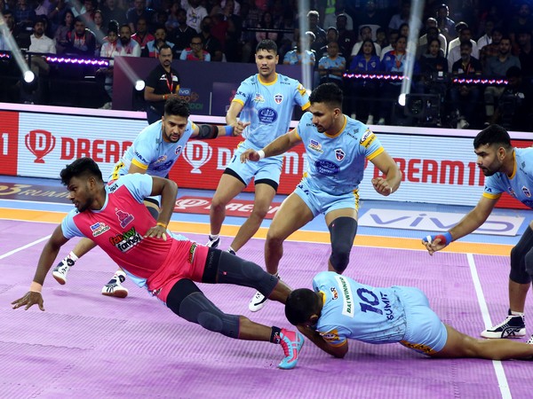 UP Yoddhas and Jaipur Pink Panthers players in action (Photo: PKL)