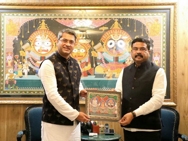 Dharmendra Pradhan (R) with AIFF President Kalyan Chaubey (L) (Image: ANI)