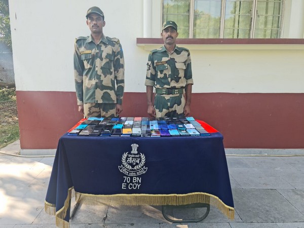 Border Security Force seized 317 pieces of mobile phones of different companies (Photo/ANI)