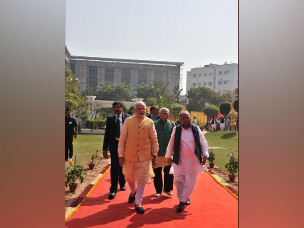 PM Modi with SP chief Mulayam Singh Yadav (Photo credit: twitter @narendramodi)