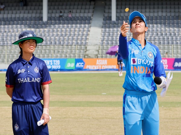 Thailand skipper Naruemol Chaiwai and India captain Smriti Mandhana (Photo: BCCI Women/ Twitter)