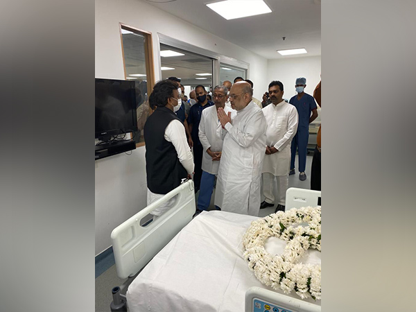 Union Home Minister Amit Shah with Akhilesh Yadav at Medanta Hospital after paying tribute to his father (Photo/ANI)