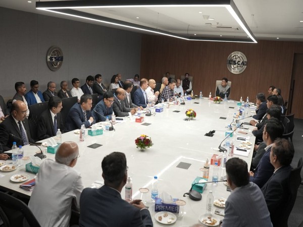 Union Minister of Commerce and Industry Piyush Goyal interacts with industry representatives. (photo/twitter/@PiyushGoyalOffc)