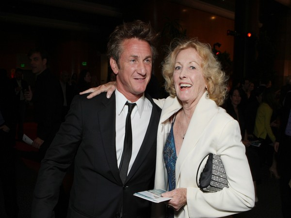 Sean Penn with mother Eileen Ryan (Image source: Twitter)