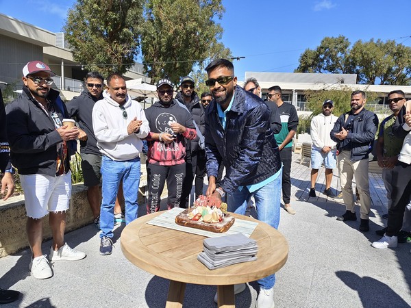 Hardik Pandya cutting cake with his teammates. (Photo-BCCI Twitter)