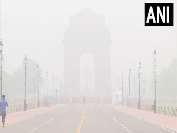 India Gate engulfed by shallow fog on Wednesday morning.  (Photo/ANI)