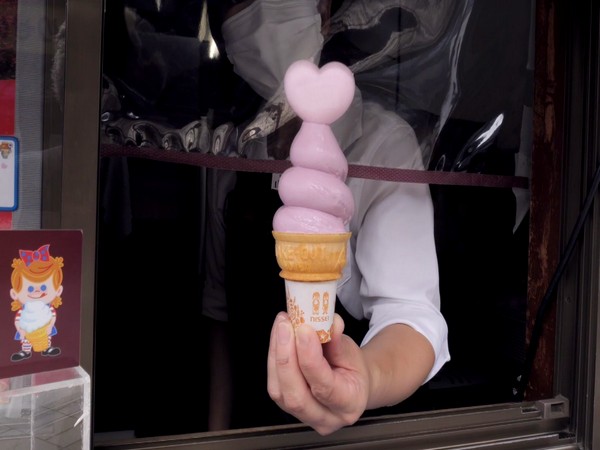 Nissei provides attractive sweets to tourists in Kawagoe.