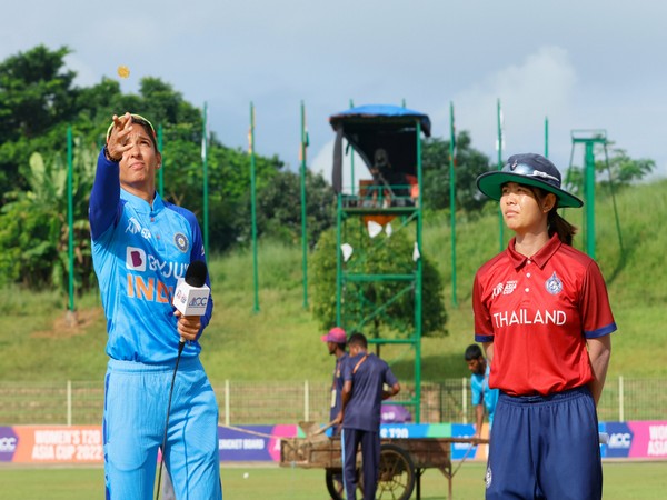 India skipper Harmanpreet Kaur and Thailand captain Naruemol Chaiwai (Photo: BCCI Women/ Twitter)