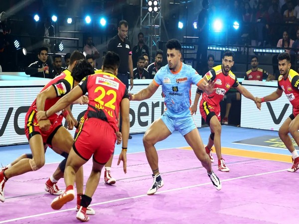 Bengal Warriors and Bengaluru Bulls players in action (Photo: PKL)