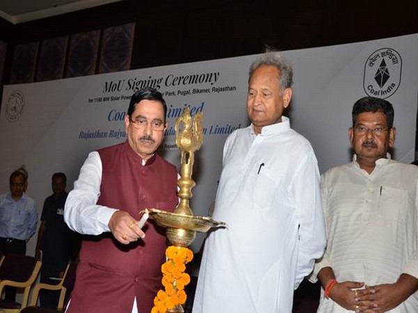 Union Minister for Coal Pralhad Joshi and Rajasthan Chief Minister Ashok Gehlot. (photo/PIB)