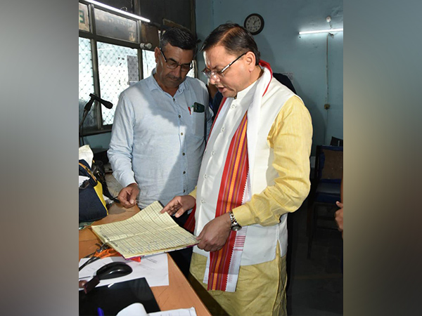 Uttarakhand CM Dhami  conducts surprise inspection at ISBT Dehradun (Photo/ANI) 