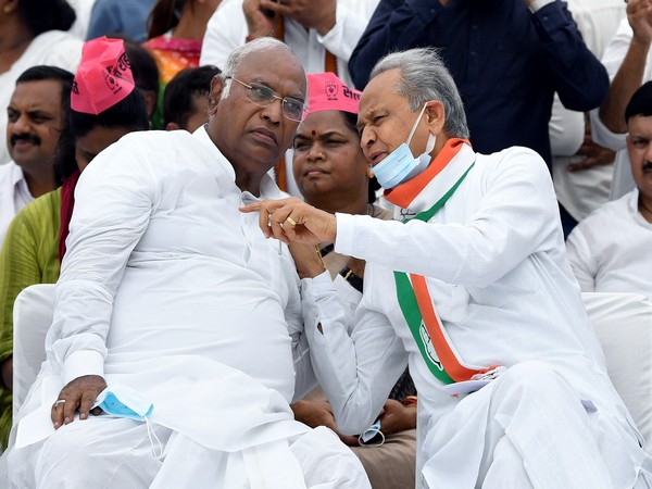 Rajasthan Chief Minister Ashok Gehlot and Congress leader Mallikarjun Kharge (Photo:ANI)