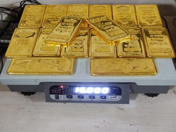 Indian national arriving from Ethiopia arrested with 16 kg gold at Mumbai Airport (Photo:ANI)