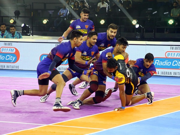 Dabang Delhi in action against Telugu Titans in Pro Kabaddi League (Image: PKL)