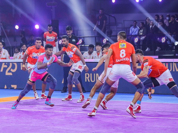 Jaipur and Gujarat in action. (Photo- Jaipur Pink Panthers Twitter)