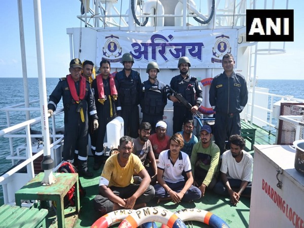 Indian Coast Guard apprehended Sri Lankan boat with 5 fishermen (Photo: Indian Coast Guard Twitter)