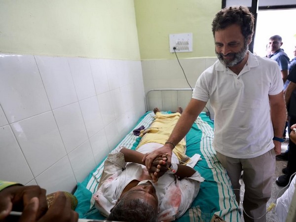 Congress leader Rahul Gandhi meeting the victims (Photo/ANI)