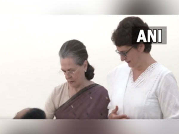 Congress interim president Sonia Gandhi and General Secretary Priyanka Gandhi Vadra cast vote for next president at AICC office (Photo/ANI)