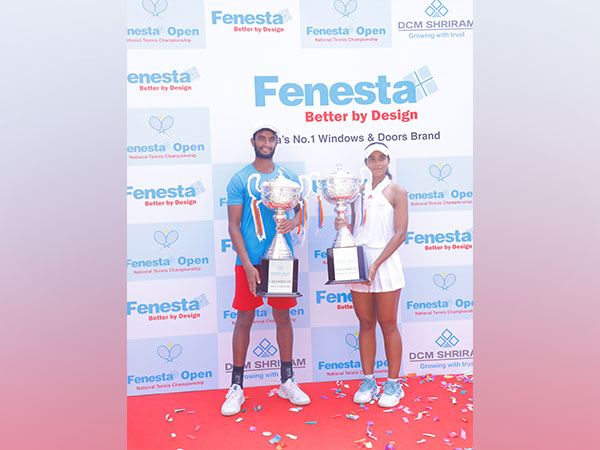 Manish Sureshkumar (L) and Vaidehi Chaudhari (R) lifting Fenesta Open National Tennis Championship trophy (Image: AITA)
