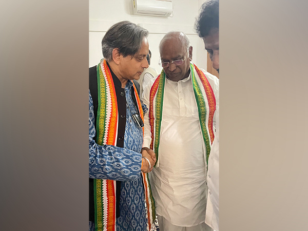Shashi Tharoor meets Mallikarjun Kharge (Photo: Twitter/@ShashiTharoor)