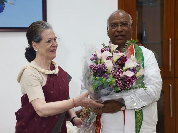 Sonia Gandhi meets Mallikarjun Kharge (Photo:ANI)