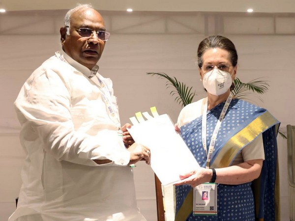Congress leaders Mallikarjun Kharge and Sonia Gandhi (File Photo)