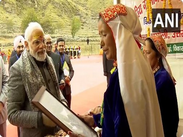Prime Minister Narendra Modi at 'Saras Mela' in Mana village (Photo/ANI)