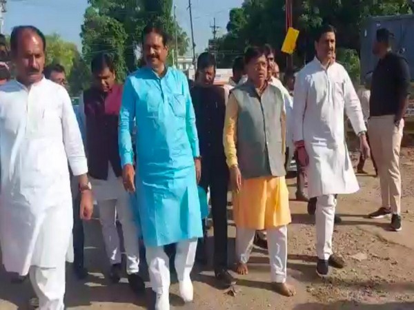 Minister Pradhumn Singh Tomar walking barefoot (Photo/ANI)