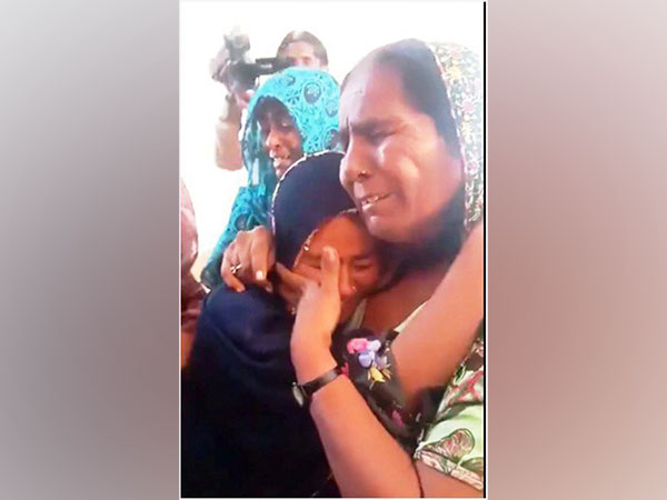 Hindu girl Chanda Maharaj embracing her mother after Karachi court fails to take any action against her abductor.