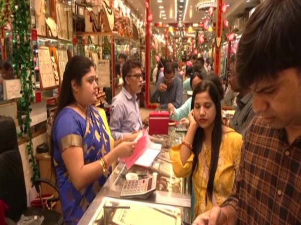 People at a jewellery shop in Kolkata (Photo/ANI)