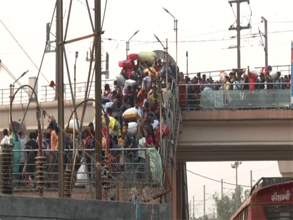 Crowd at Anand Vihar Bus Stand and Metro Station (Photo/ANI)