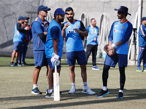 Rohit Sharma, Rahul Dravid and  Virat Kohli at practice session (Photo: BCCI/ Twitter)