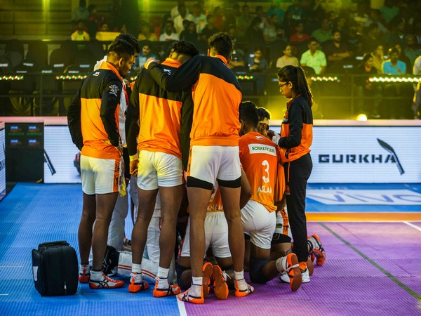 Puneri Paltan's Head Physiotherapist Ankita Matondkar with the team (Photo: PKL)