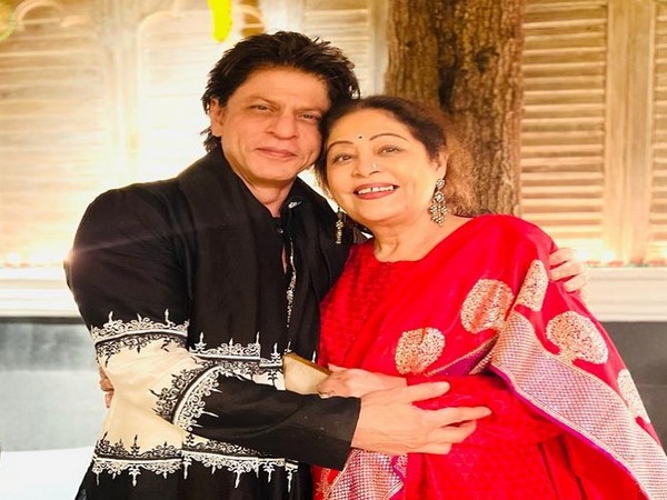 Kirron Kher shares picture with Shah Rukh Khan from Bachchan's Diwali bash (Image Source: Instagram)