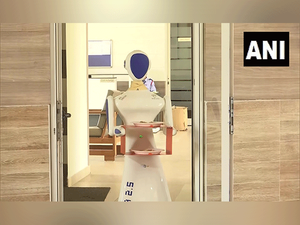 A robot serves food. (Source ANI)