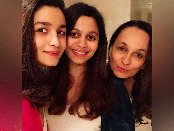 Alia Bhatt, Shaheen Bhatt with their mom Soni Razdan (Image source: Instagram)
