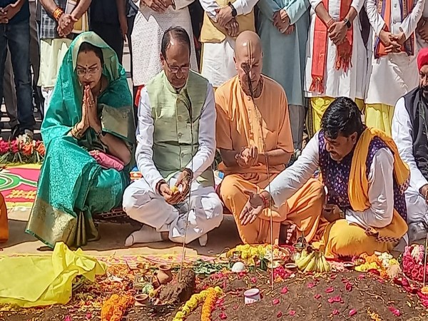 Madhya Pradesh Chief Minister Shivraj Singh Chouhan performing Govardhan puja(Photo/ANI)
