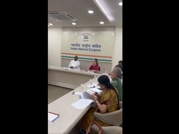 Congress president Mallikarjun Kharge with former party chief Sonia Gandhi (Photo:AICC)