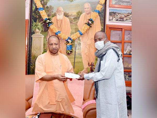 Patient Dilip Shah of Chhote Kazipur receives cheque from CM