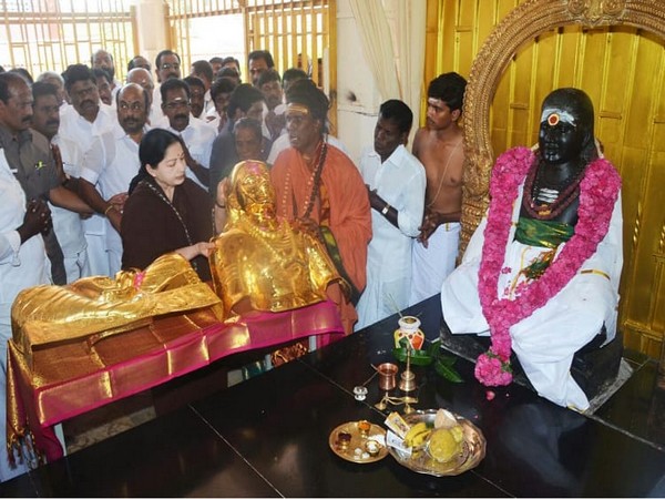 Former CM Jayalalitha with the golden armour back in 2014 (Image Souce: Social Media)