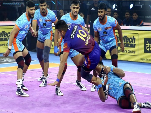 Dabang Delhi and Bengal Warriors players in action (Photo: Pro Kabaddi League)